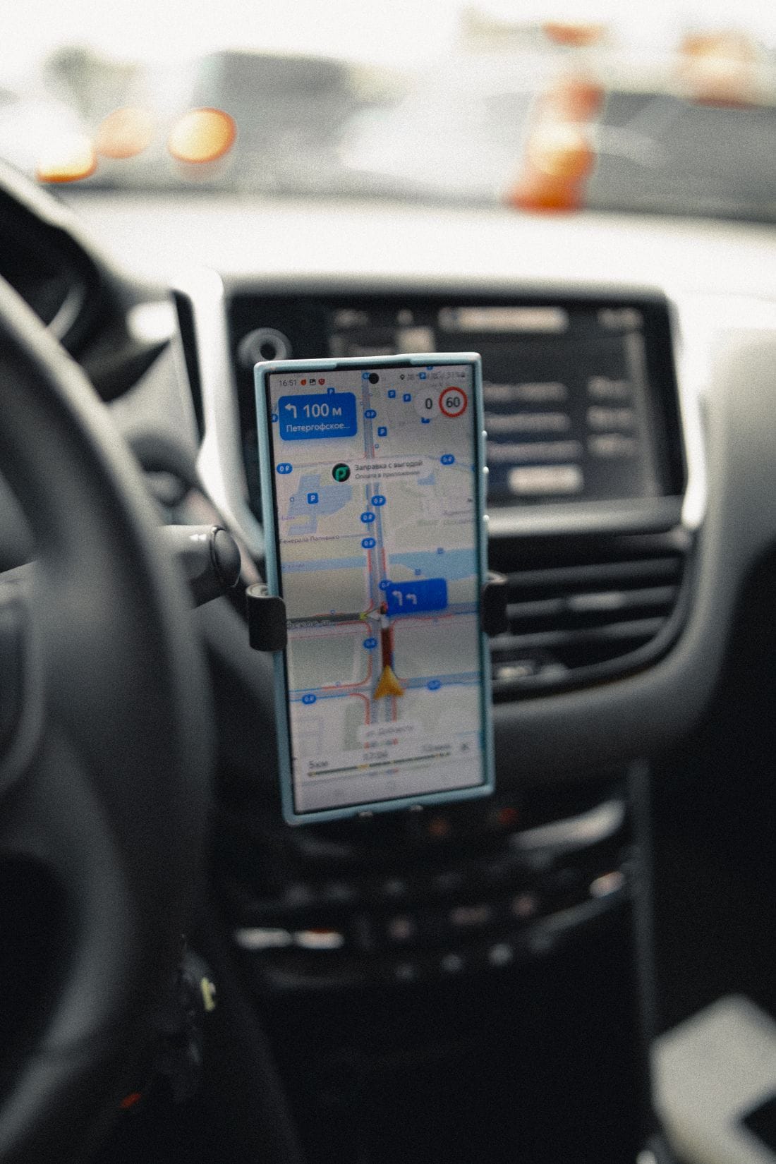 Smartphone fixado próximo ao volante com navegação aberta