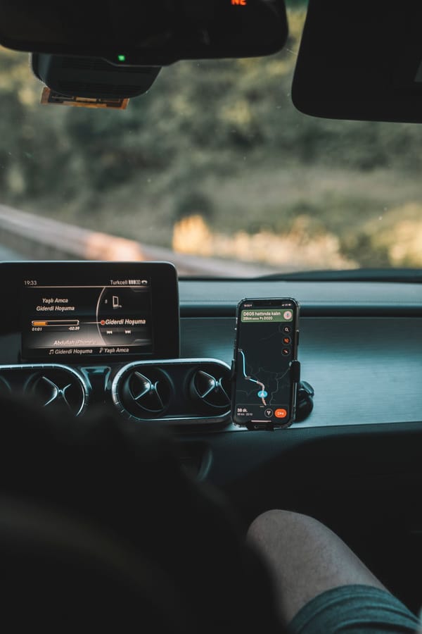 Painel de automóvel com smartphone exibindo mapa