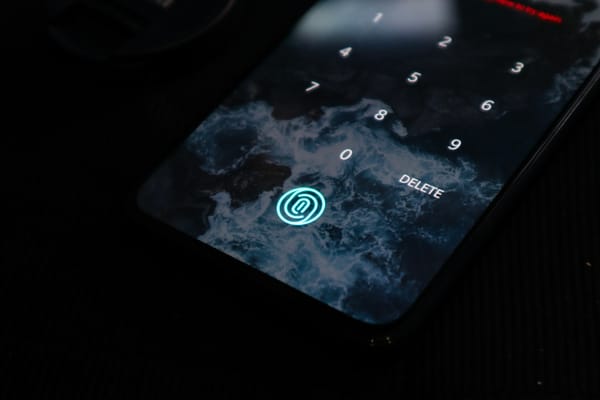 Smartphone Android exibindo leitor de impressão digital na tela, foto ilustrativa de proteção de acesso