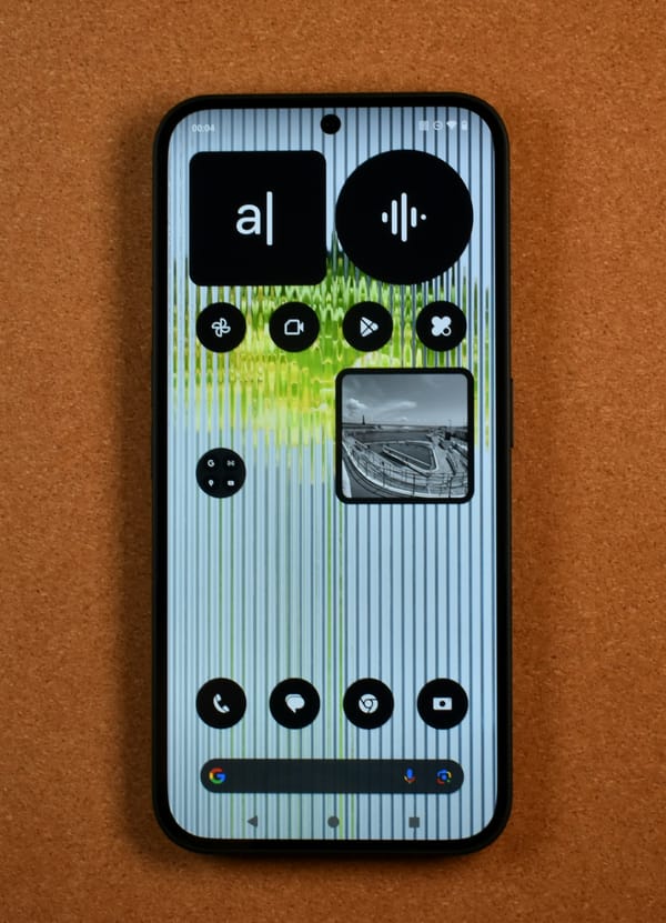 Tela inicial de smartphone Android com ícones de aplicativos, ilustrando atalhos de sites
