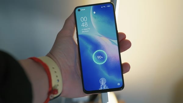Smartphone Samsung exibindo indicador de carregamento, ilustrando gestão de bateria no Android
