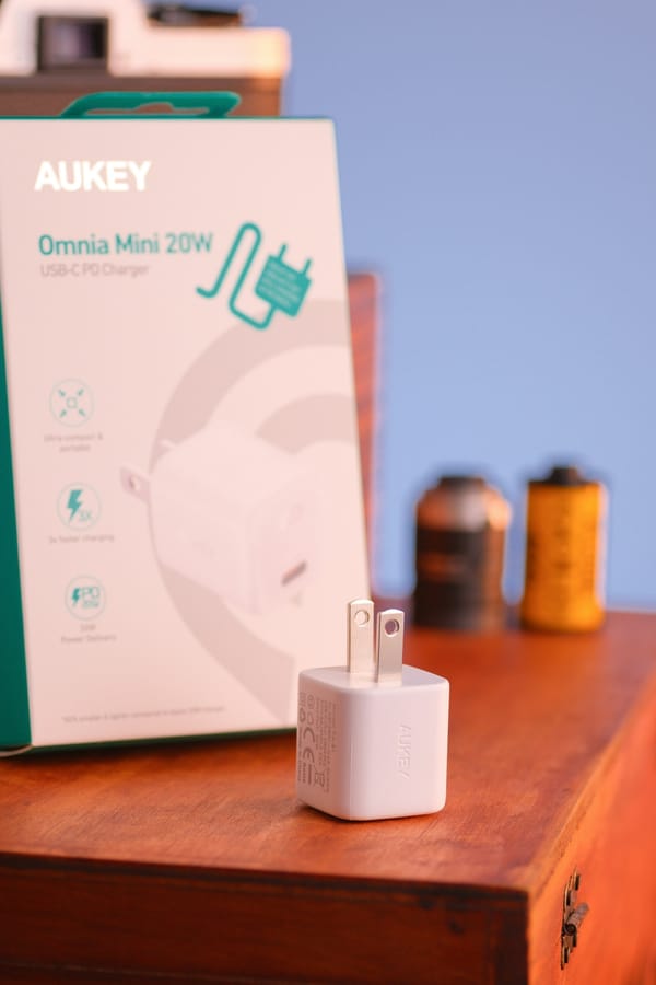Carregador compacto de parede com conexão USB-C, ilustrando carregamento rápido em smartphones