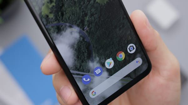 Smartphone com ícones do Android na tela inicial, ilustrando recursos e funções do sistema