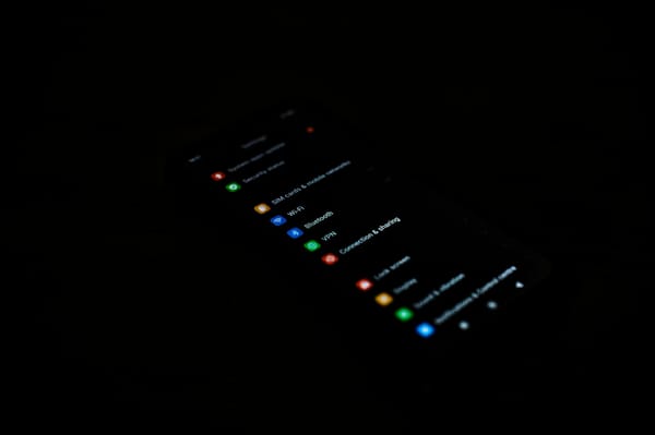 Tela de smartphone com menu e ícones de aplicativos, ilustrando revisão de permissões de segurança