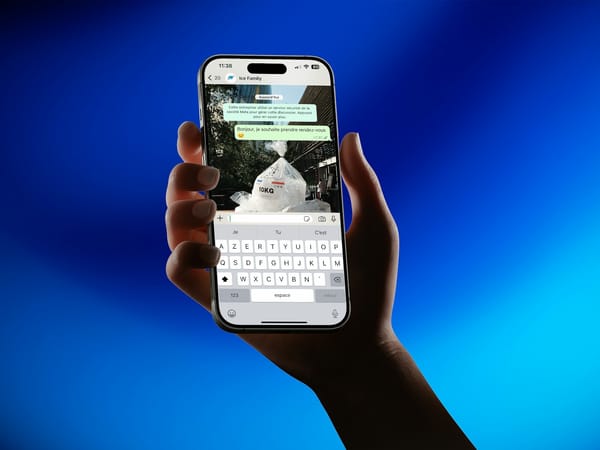 Smartphone com aplicativo de mensagens aberto, ilustrando atendimento e automação no WhatsApp